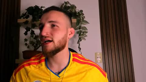 Snapshot of greeneyes_col chatting on November 20, 12:33 am Juan online show from November 20, 12:33 am