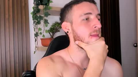 Snapshot of greeneyes_col chatting on November 25, 6:41 pm Juan online show from November 25, 6:41 pm