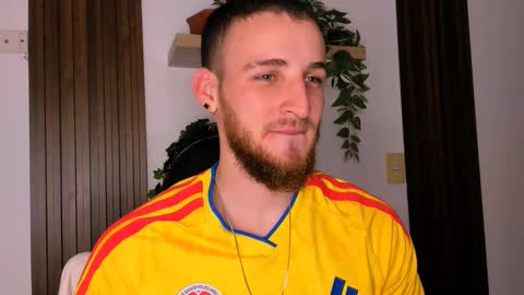 Snapshot of greeneyes_col chatting on December 16, 12:04 am Juan online show from December 16, 12:04 am