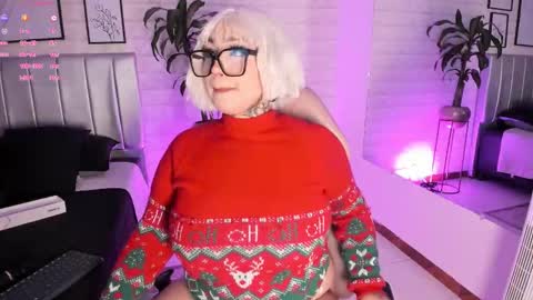 Snapshot of greennbella chatting on December 2, 7:09 pm online show from December 2, 7:09 pm