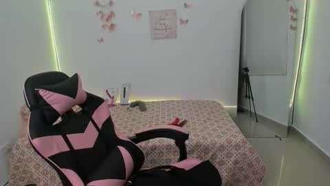 Snapshot of greta_smith2 chatting on December 1, 8:25 pm Greta online show from December 1, 8:25 pm