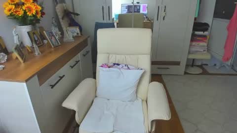 GretaMilf online show from June 21, 5:37 pm