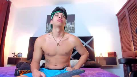 Snapshot of grey_noa22 chatting on April 21, 12:33 pm Benjamin online show from April 21, 12:33 pm