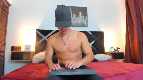 Snapshot of grey_noa22 chatting on April 23, 1:02 pm Benjamin online show from April 23, 1:02 pm