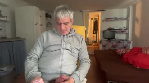 Snapshot of guardiannif_ chatting on February 4, 10:32 am guardiannif_ online show from February 4, 10:32 am