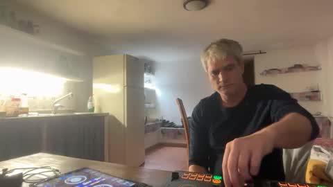 Snapshot of guardiannif_ chatting on February 14, 7:21 pm guardiannif_ online show from February 14, 7:21 pm