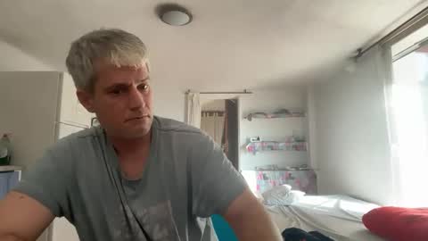 Snapshot of guardiannif_ chatting on February 17, 4:35 pm guardiannif_ online show from February 17, 4:35 pm