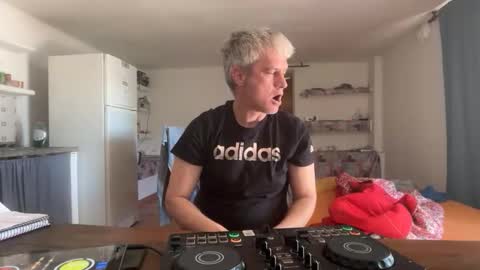 Snapshot of guardiannif_ chatting on February 25, 12:04 pm guardiannif_ online show from February 25, 12:04 pm