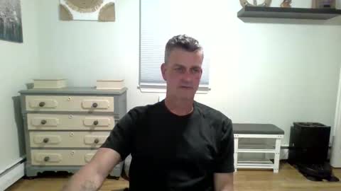 gudguy2025 online show from May 18, 1:24 am