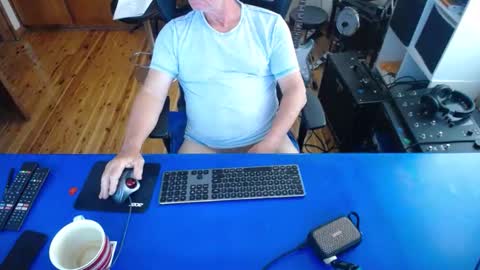 Snapshot of guesswhatigot2 chatting on January 16, 6:25 am guesswhatigot2 online show from January 16, 6:25 am