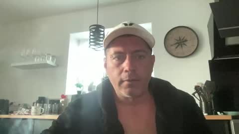 Snapshot of guil0 chatting on September 15, 9:42 am guil0 online show from September 15, 9:42 am