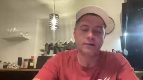 Snapshot of guil0 chatting on September 23, 1:41 am guil0 online show from September 23, 1:41 am