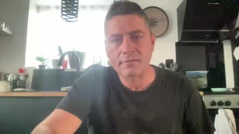 Snapshot of guil0 chatting on October 1, 9:10 pm guil0 online show from October 1, 9:10 pm