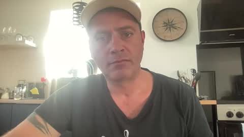 Snapshot of guil0 chatting on October 4, 6:17 pm guil0 online show from October 4, 6:17 pm