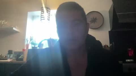 Snapshot of guil0 chatting on October 18, 10:38 am guil0 online show from October 18, 10:38 am