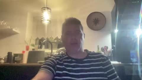 Snapshot of guil0 chatting on October 22, 8:36 am guil0 online show from October 22, 8:36 am