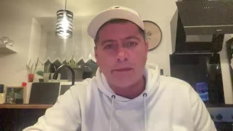 Snapshot of guil0 chatting on October 23, 10:41 pm guil0 online show from October 23, 10:41 pm