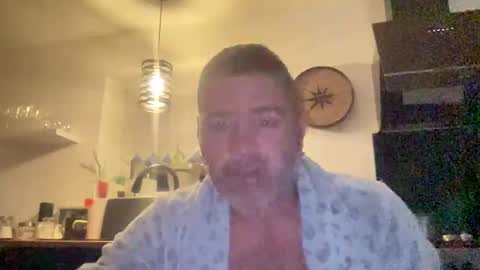 Snapshot of guil0 chatting on October 30, 9:44 am guil0 online show from October 30, 9:44 am