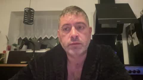 Snapshot of guil0 chatting on October 31, 7:42 am guil0 online show from October 31, 7:42 am