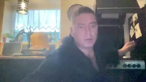 Snapshot of guil0 chatting on November 12, 10:37 am guil0 online show from November 12, 10:37 am