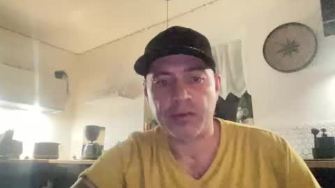 Snapshot of guil0 chatting on January 7, 11:51 pm guil0 online show from January 7, 11:51 pm