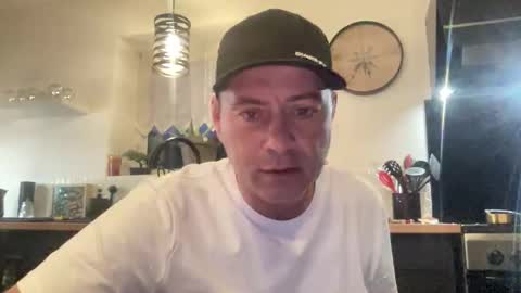 Snapshot of guil0 chatting on January 11, 8:36 pm guil0 online show from January 11, 8:36 pm