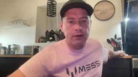 Snapshot of guil0 chatting on January 16, 10:47 pm guil0 online show from January 16, 10:47 pm