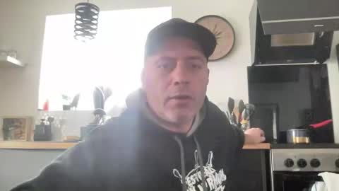 Snapshot of guil0 chatting on March 1, 5:04 pm guil0 online show from March 1, 5:04 pm