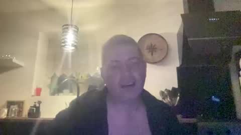 Snapshot of guil0 chatting on March 7, 9:06 am guil0 online show from March 7, 9:06 am