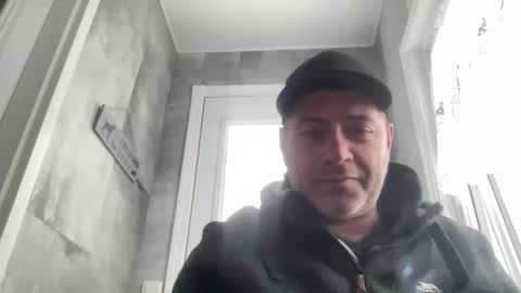 Snapshot of guil0 chatting on March 24, 10:20 am guil0 online show from March 24, 10:20 am