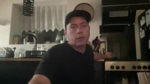 Snapshot of guil0 chatting on March 26, 7:58 am guil0 online show from March 26, 7:58 am