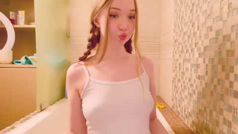 Snapshot of guns_n_buns chatting on May 3, 9:32 pm guns_n_buns online show from May 3, 9:32 pm