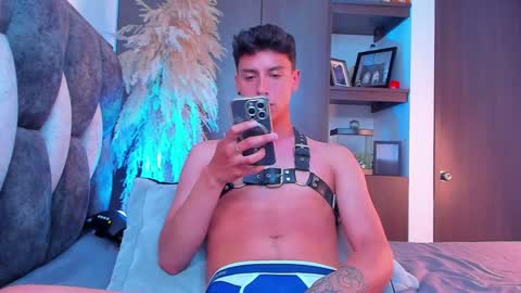 Snapshot of guy_twinks chatting on December 5, 8:22 pm Gabriel online show from December 5, 8:22 pm