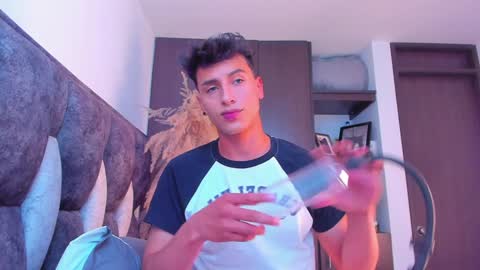 Snapshot of guy_twinks chatting on December 14, 9:35 pm Gabriel online show from December 14, 9:35 pm