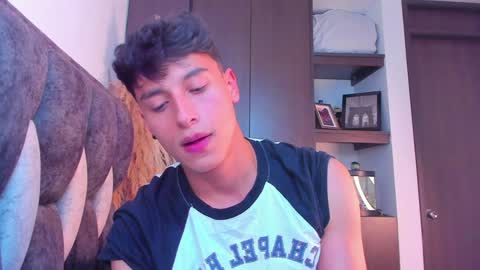 Snapshot of guy_twinks chatting on December 23, 10:12 pm Gabriel online show from December 23, 10:12 pm