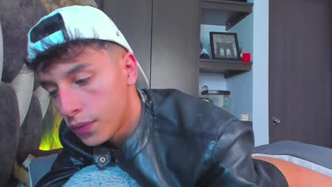 Snapshot of guy_twinks chatting on January 14, 2:19 am Gabriel online show from January 14, 2:19 am