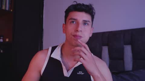 Snapshot of guy_twinks chatting on December 3, 9:35 pm Gabriel online show from December 3, 9:35 pm