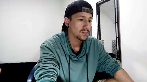 Snapshot of guykarim chatting on December 23, 8:33 am karim online show from December 23, 8:33 am