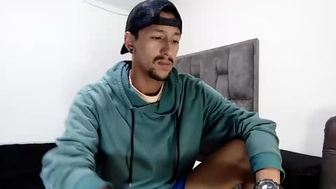 Snapshot of guykarim chatting on February 18, 7:43 am karim online show from February 18, 7:43 am