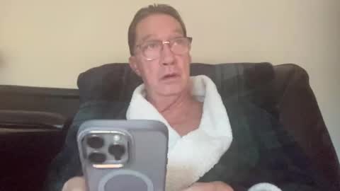 Snapshot of gwashere4u chatting on September 28, 12:43 pm gwashere4u online show from September 28, 12:43 pm