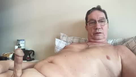 Snapshot of gwashere4u chatting on February 1, 2:04 pm gwashere4u online show from February 1, 2:04 pm