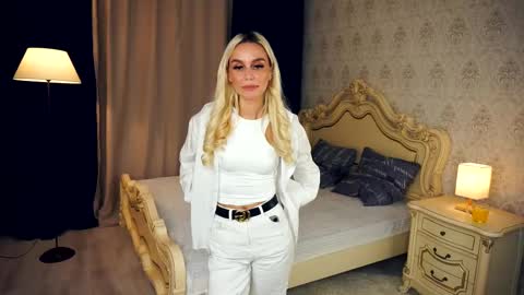 Snapshot of gwenbudlong chatting on December 4, 6:00 am Sofia online show from December 4, 6:00 am