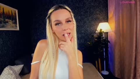 Snapshot of gwenbudlong chatting on December 14, 5:18 am Sofia online show from December 14, 5:18 am