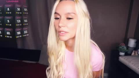 Snapshot of gwenbudlong chatting on October 24, 7:27 am Sofia online show from October 24, 7:27 am