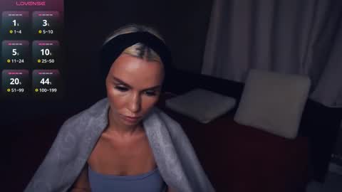 Snapshot of gwenbudlong chatting on October 28, 6:06 am Sofia online show from October 28, 6:06 am