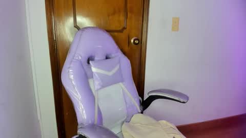 gyal_8_ online show from November 8, 10:30 pm