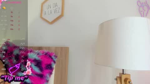 Hadid online show from November 20, 6:40 pm