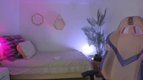 Hadid online show from April 23, 1:51 am