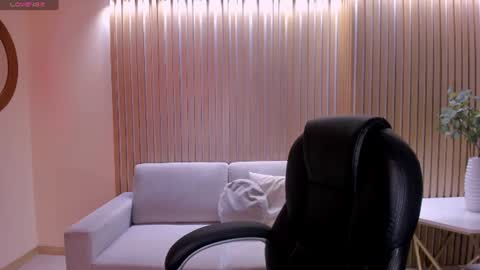 Snapshot of haileyross_ chatting on July 26, 11:33 pm Hailey online show from July 26, 11:33 pm