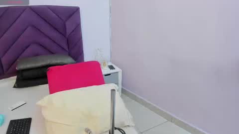 haileystonei online show from February 17, 12:05 pm